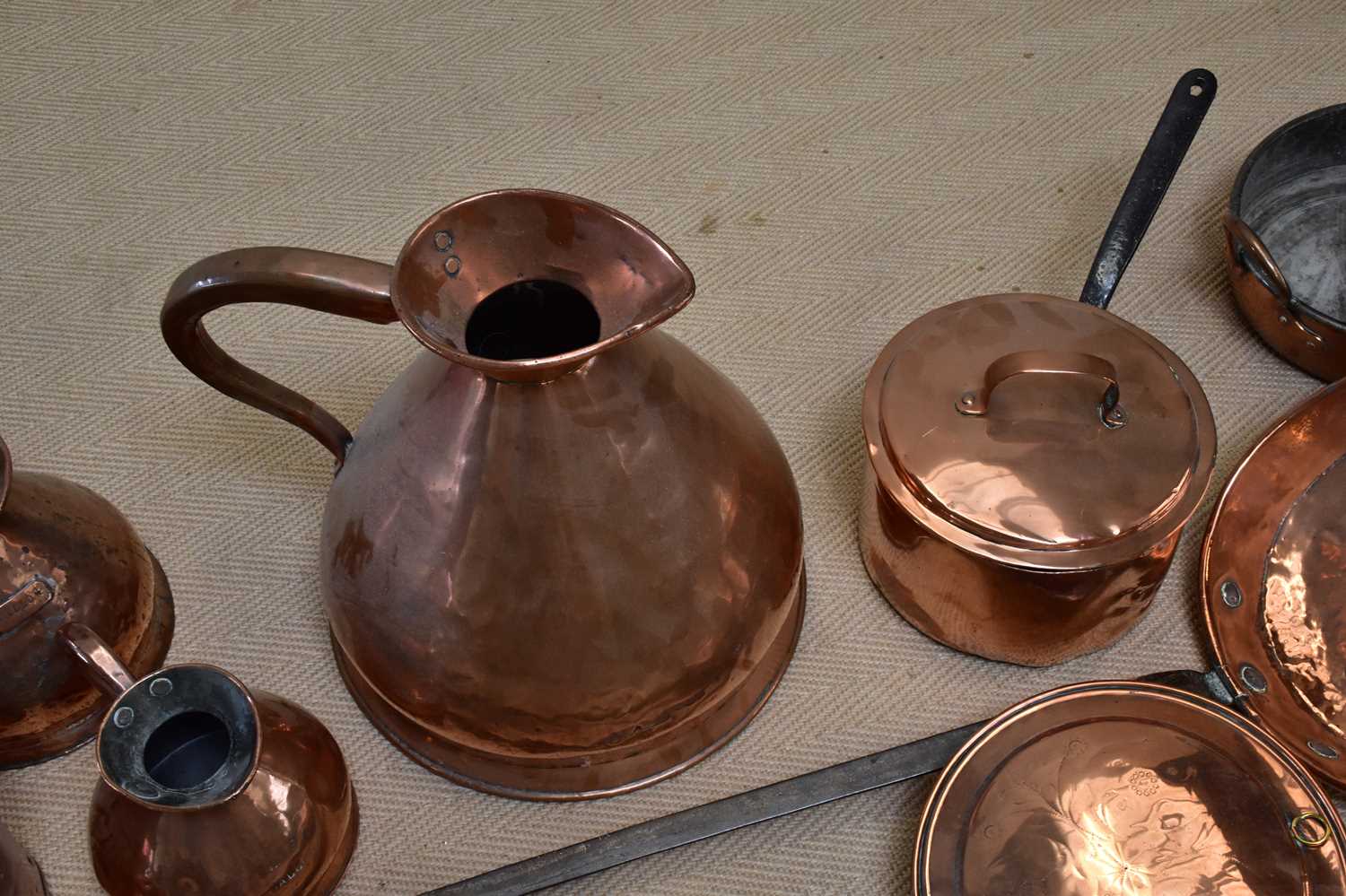 A collection of 19th century and later metalware, including a large copper four gallon jug, a copper - Bild 3 aus 4