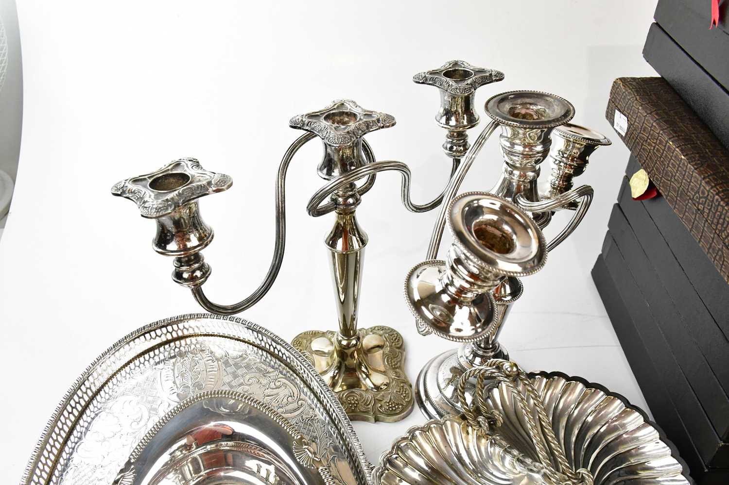 A large collection of silver plated items to include candlesticks, cutlery, trays, a teapot, a - Bild 5 aus 5