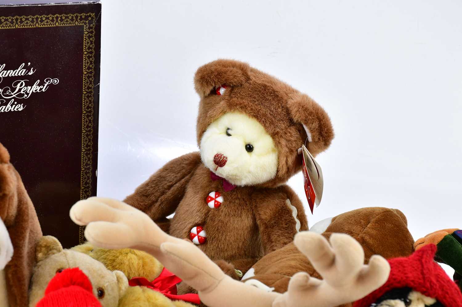 EDWIN M KNOWLES, CHINA COMPANY; a boxed doll, and assorted soft toys including bears, etc. - Bild 4 aus 5