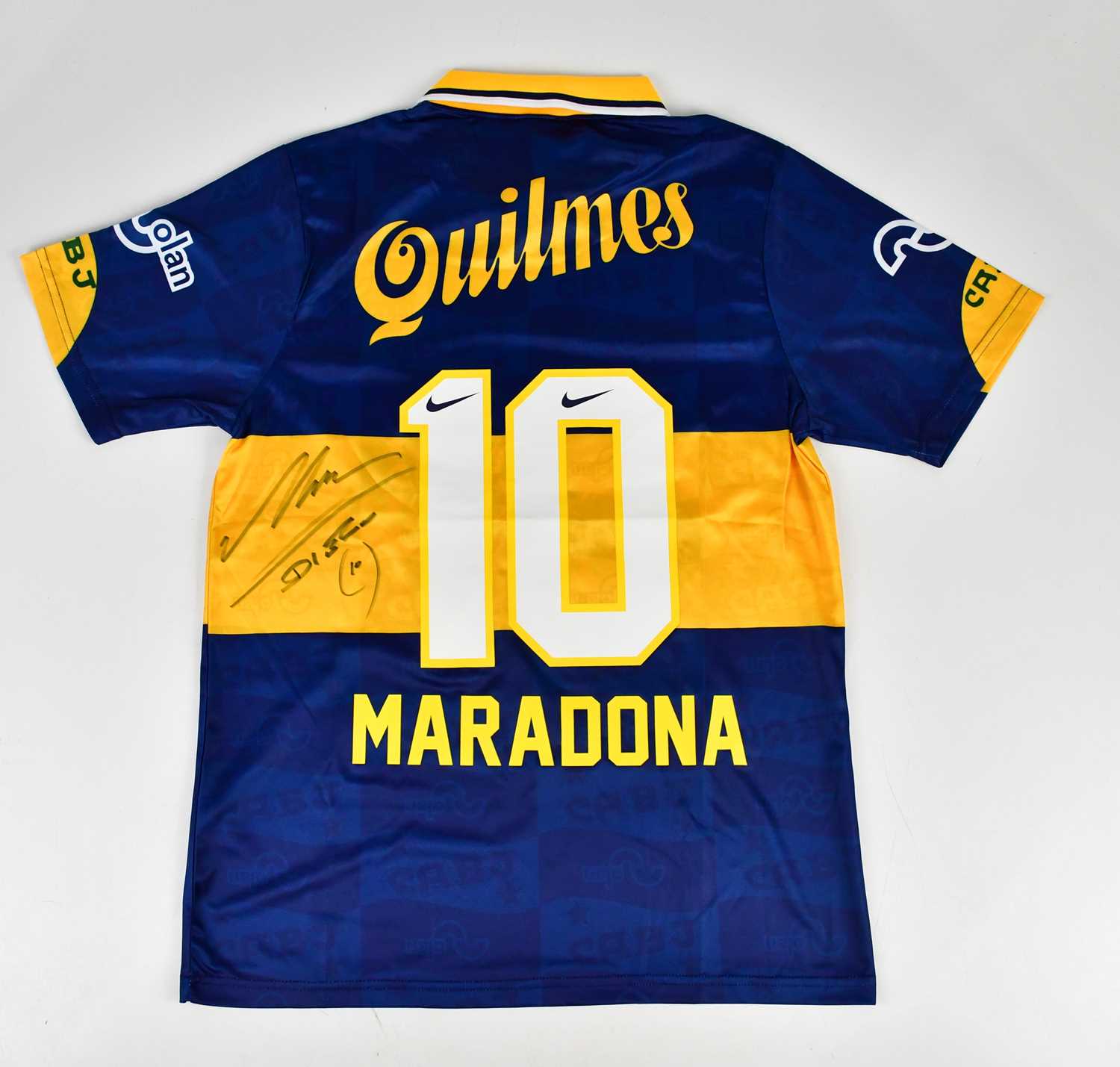 DIEGO MARADONA; a signed Boca Juniors retro style football shirt, signed to the reverse, size L. - Bild 2 aus 3
