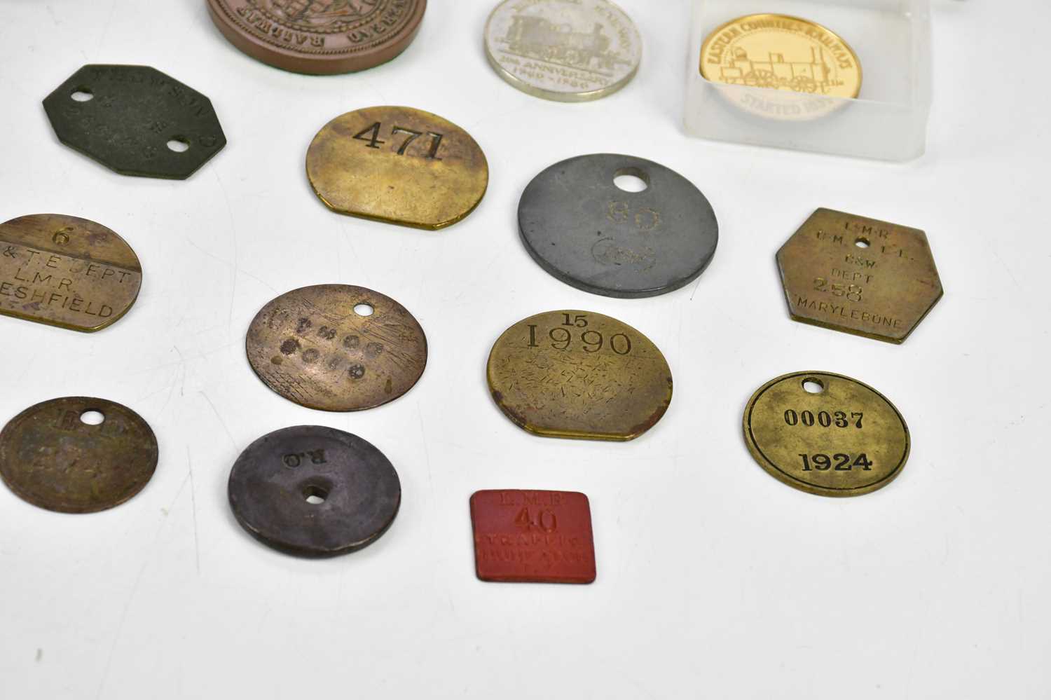 Approximately twenty-two assorted railway tokens/tallies, also a quantity of railway commemorative - Bild 3 aus 5