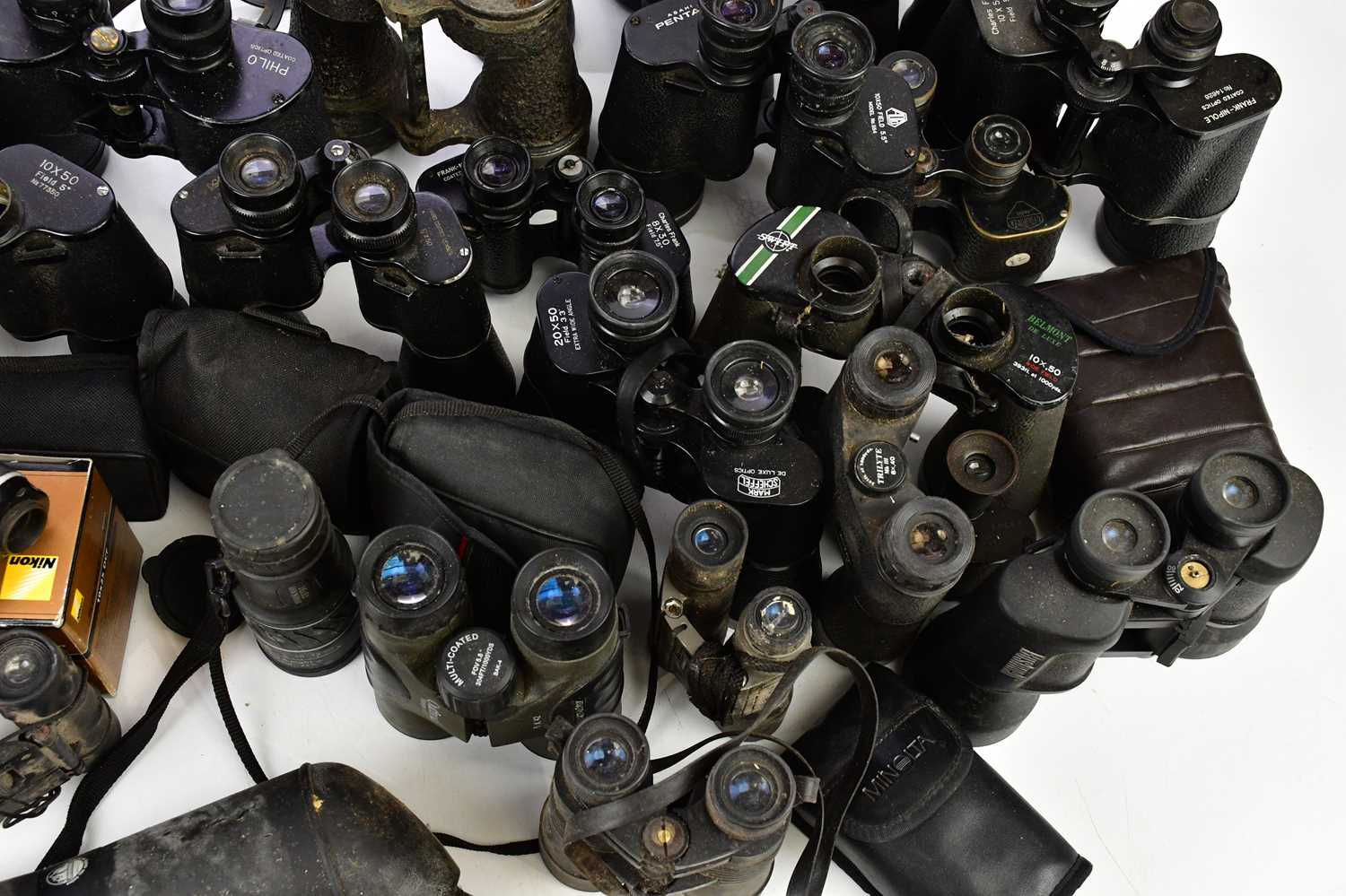 A collection of vintage and modern binoculars and other optical devices, predominantly unboxed. - Image 6 of 7