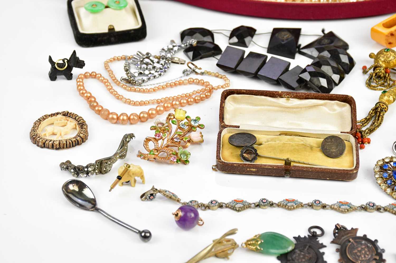 A small collection of costume jewellery to include a faux pearl necklace, bracelets, jade cufflinks, - Bild 3 aus 5