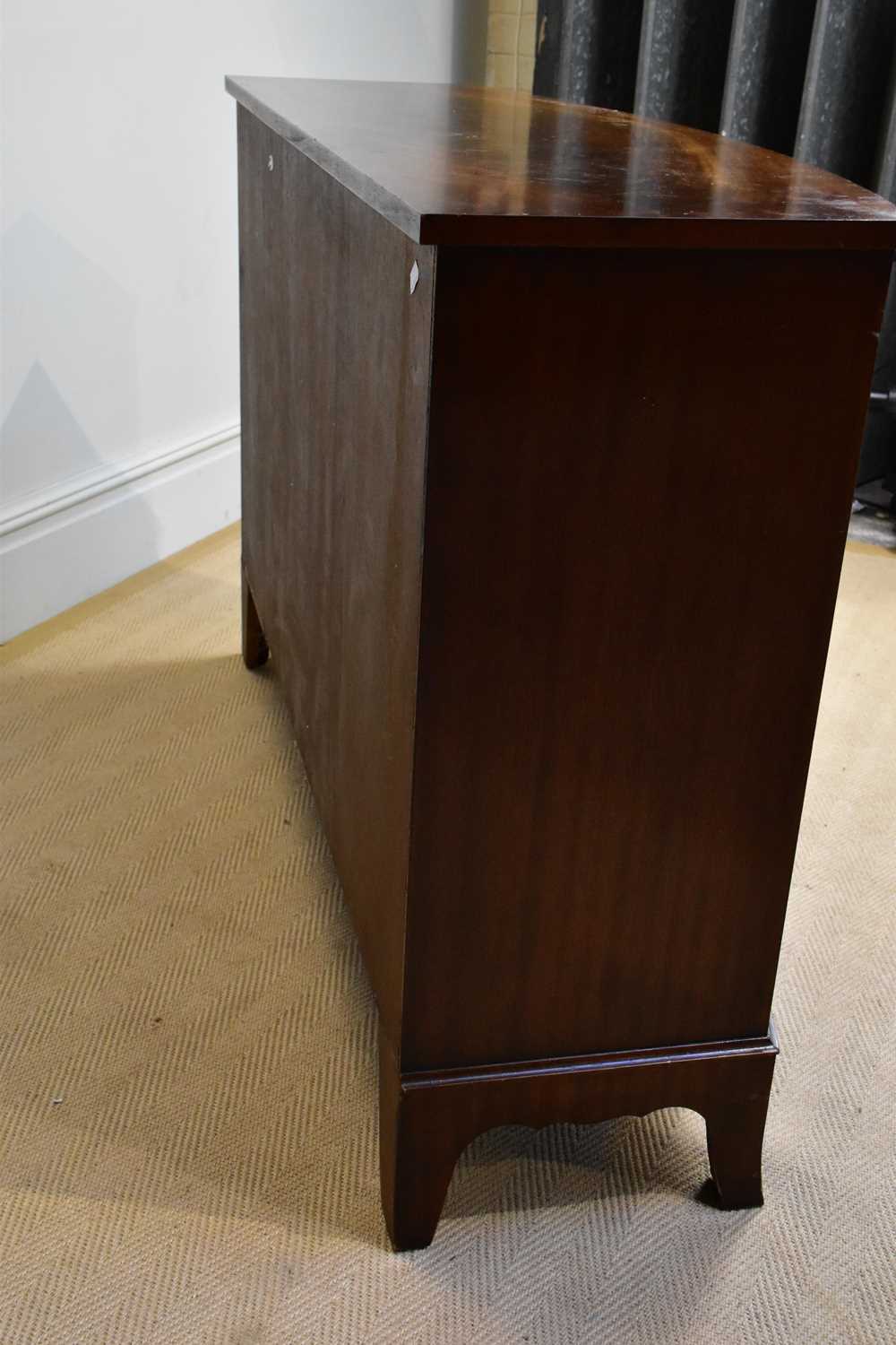 A reproduction mahogany bowfront sideboard with four drawers flanked by single panelled cupboard - Bild 4 aus 4