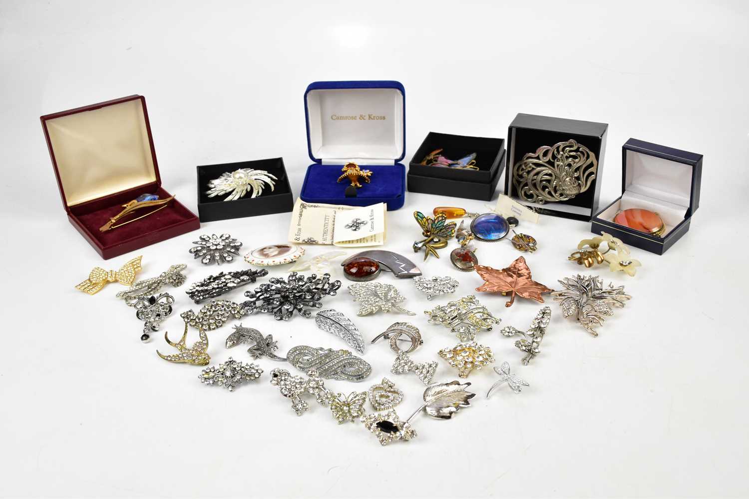 A large collection of brooches to include some yellow and white metal examples, some pewter