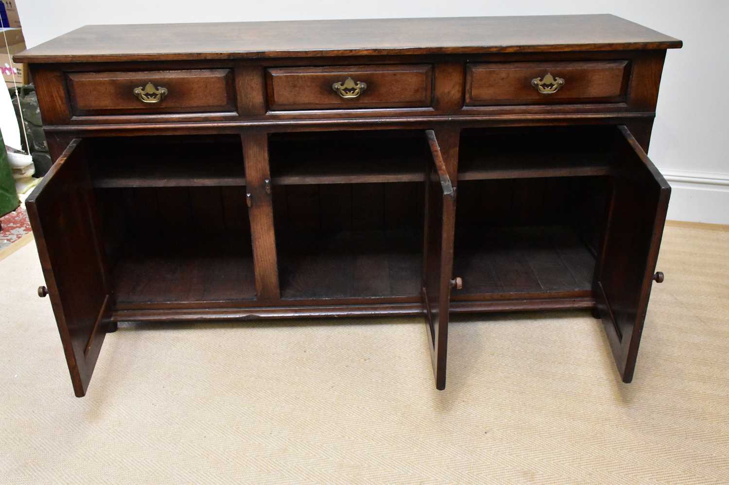 A reproduction oak dresser base with three drawers above three panelled cupboard doors on block - Image 3 of 4