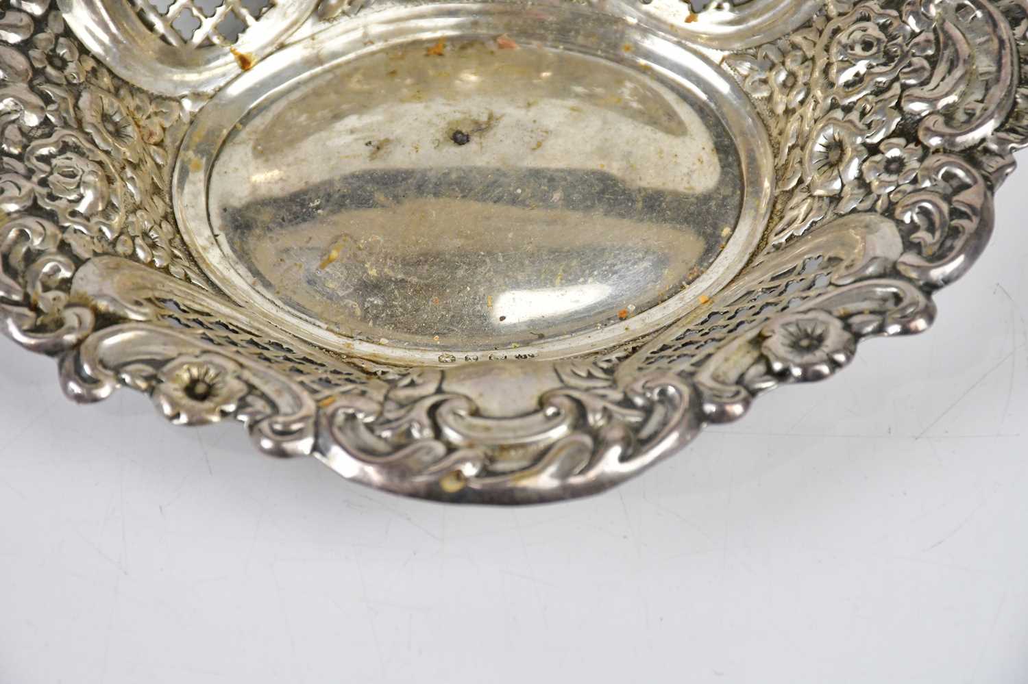 J J; a Victorian hallmarked silver bonbon dish of oval form, with pierced and repoussé decorated - Bild 4 aus 5
