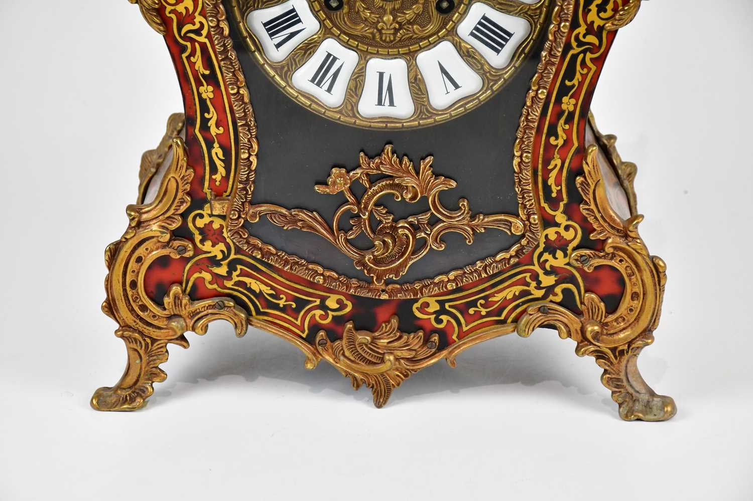 A reproduction Boulle work effect mantel clock in the Rococo style, the dial set with Roman - Image 3 of 9