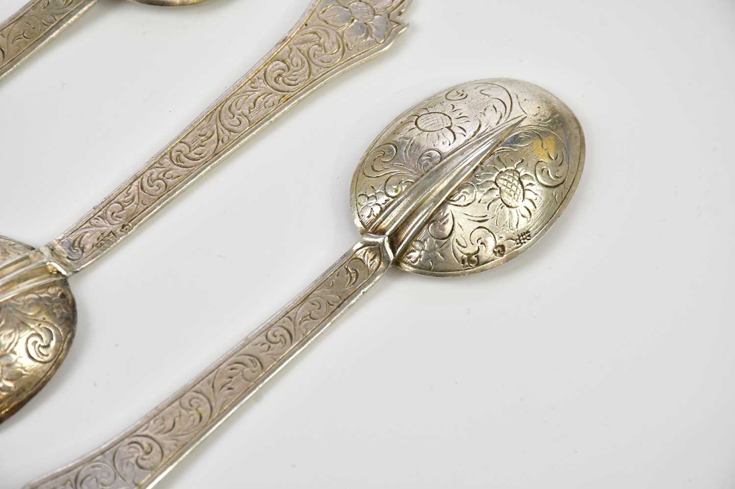 Five Continental white metal rat tail spoons, with chased scrolling decoration, indistinctly stamped - Bild 6 aus 6