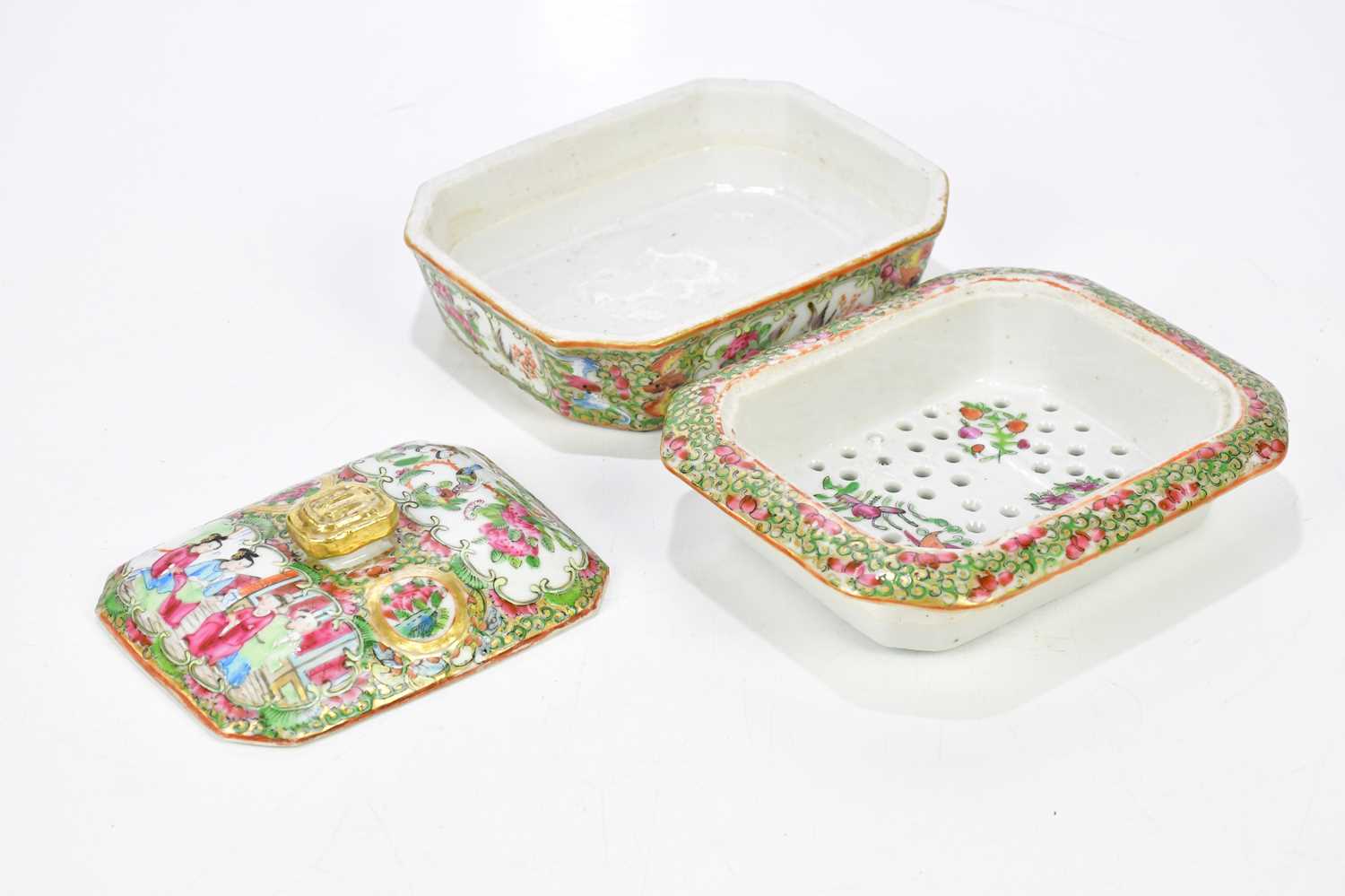 A late 19th century Chinese Canton Famille Rose soap dish and cover of shaped rectangular form, - Bild 3 aus 4