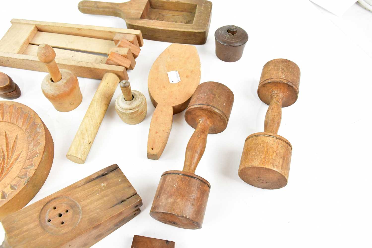 A collection of 19th/early 20th century treen kitchenalia including presses, butter and biscuit - Bild 4 aus 5