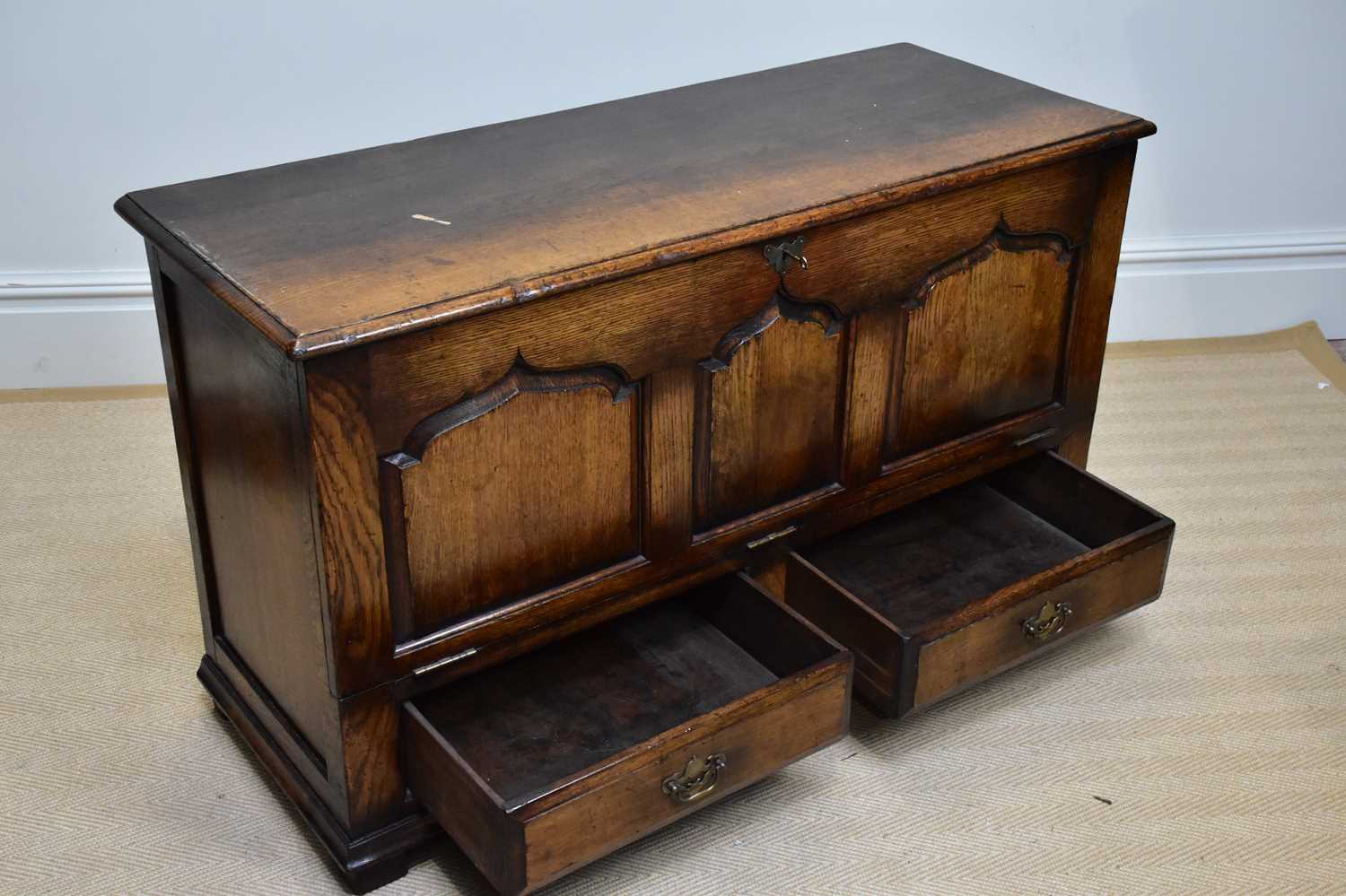 TITCHMARSH & GOODWIN; a reproduction oak coffer with panelled fall front and two base drawers, width - Bild 2 aus 4