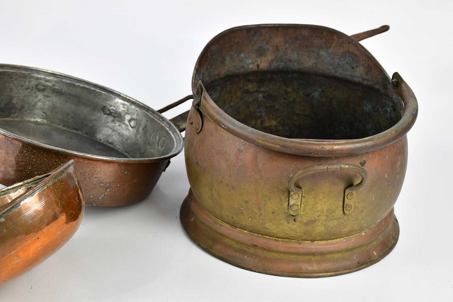 A small collection of metalware including copper tea urn, brass coal scuttle, copper pan, etc. - Bild 3 aus 4