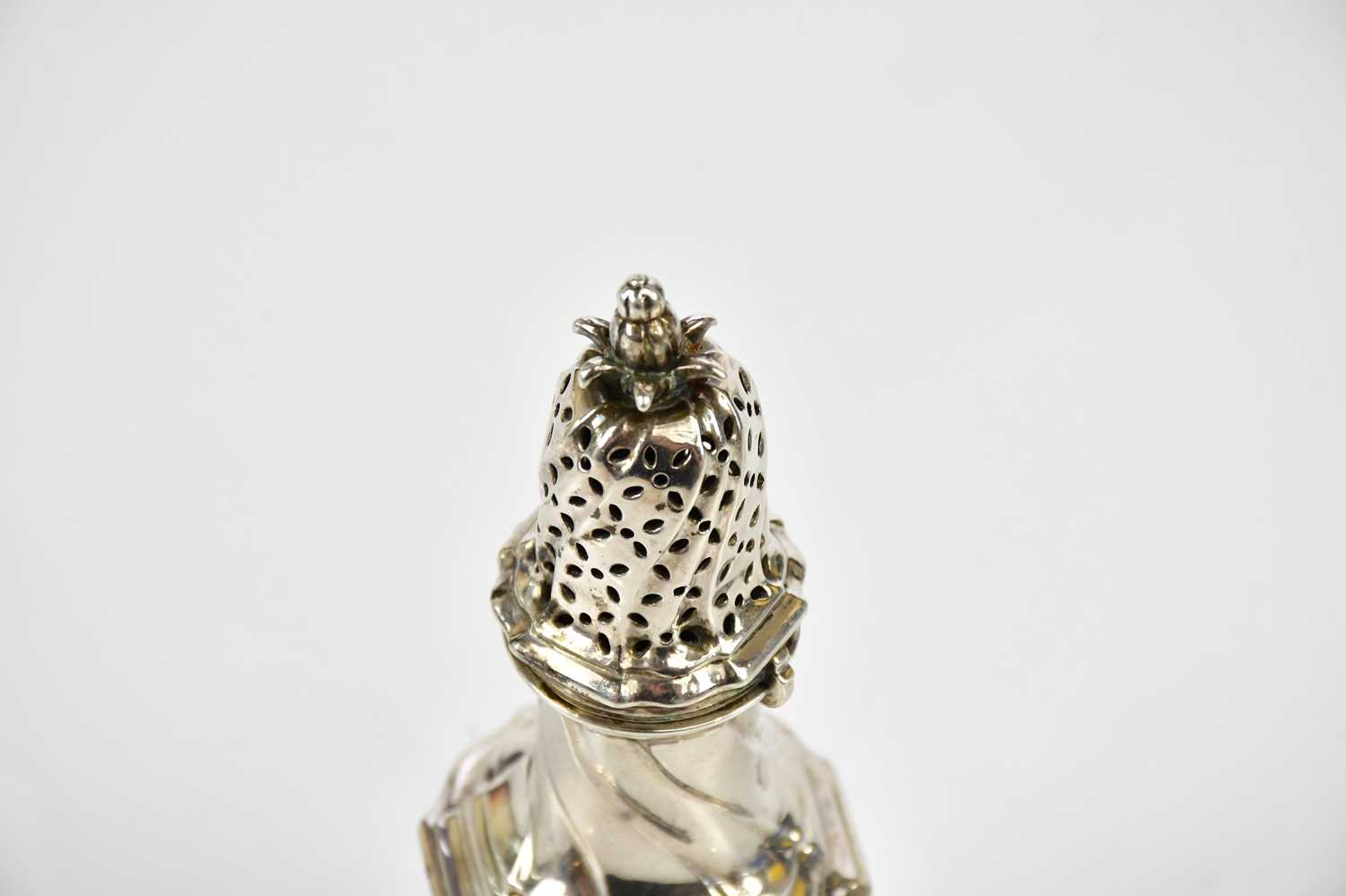 A Georgian white metal pepperette, with open pineapple finial above the wrythen body, indistinctly - Bild 3 aus 6
