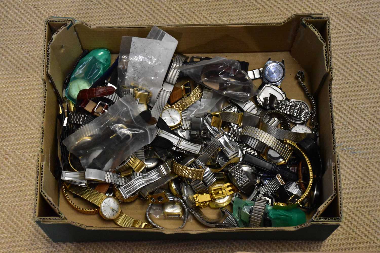 A miscellany of modern wristwatches, lenses and other component parts, in one box and two metal - Bild 3 aus 18