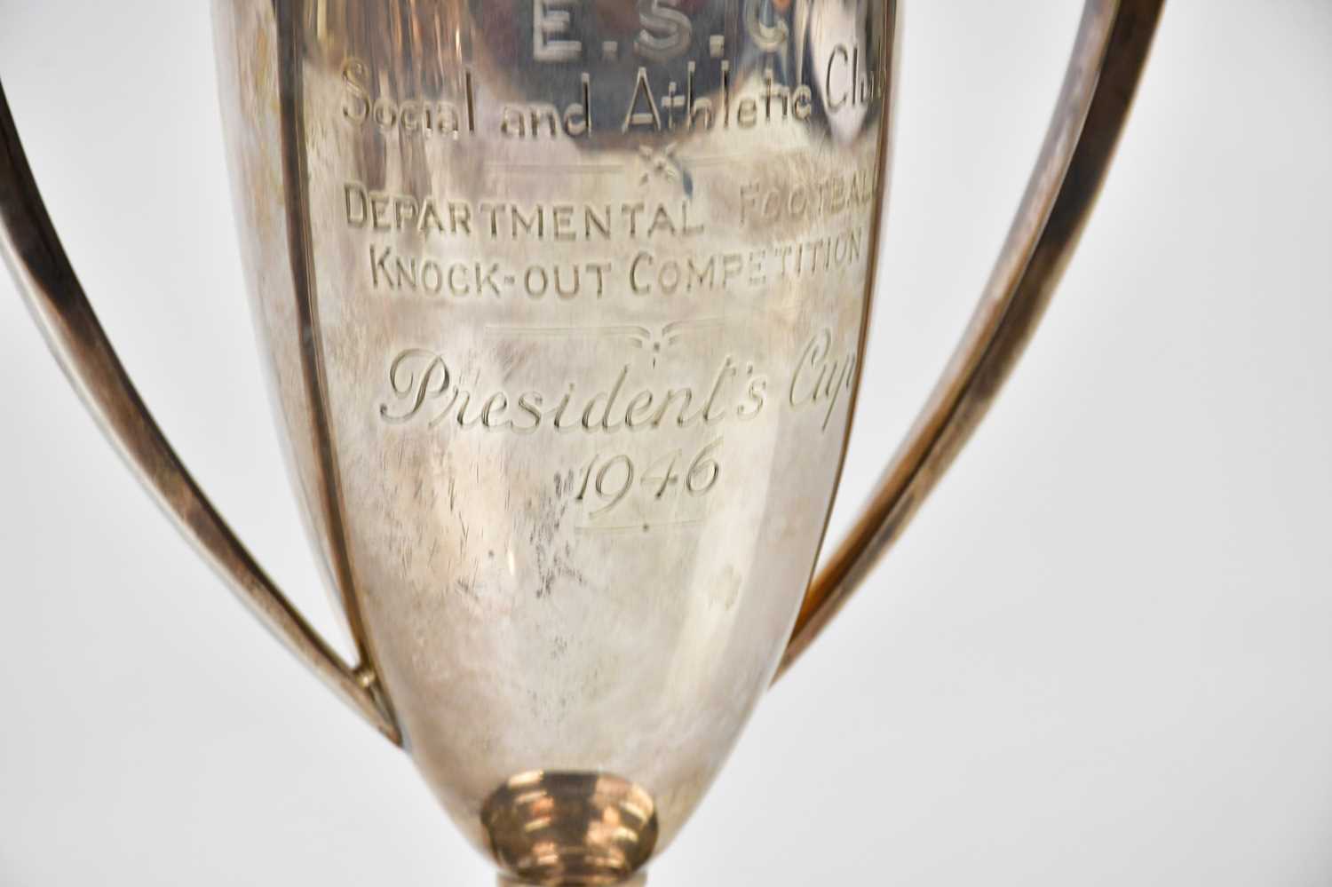 GLADWIN LTD; a George V hallmarked silver twin handled pedestal trophy cup on stepped base, - Bild 2 aus 5