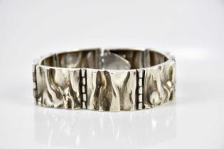 MATTI J HYVARINEN; a stylish Finnish hallmarked silver 925 bracelet made up of seven hinged textured