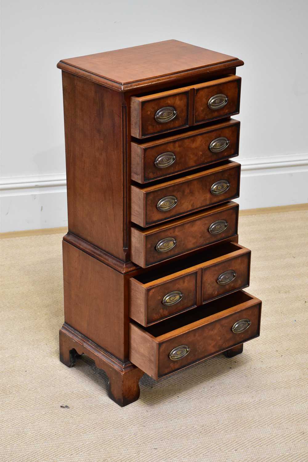 A reproduction small sized walnut chest of six drawers, on bracket feet, width 40cm, depth 28cm, - Bild 2 aus 3