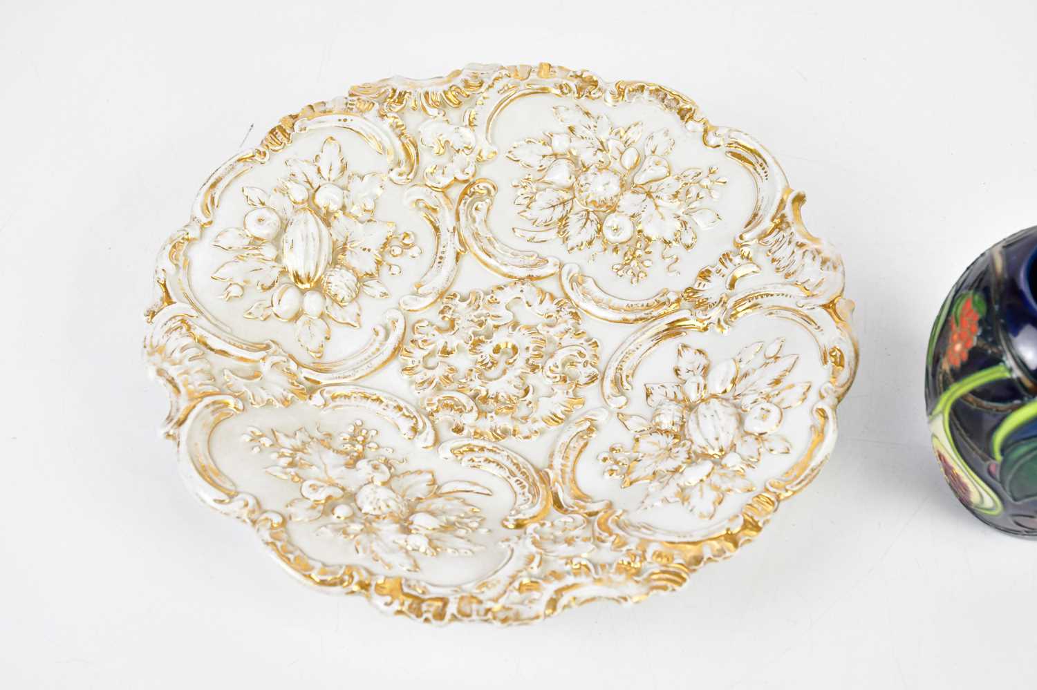 MEISSEN; a late 19th century cabinet plate with moulded floral and fruit detail with gilt - Bild 3 aus 4