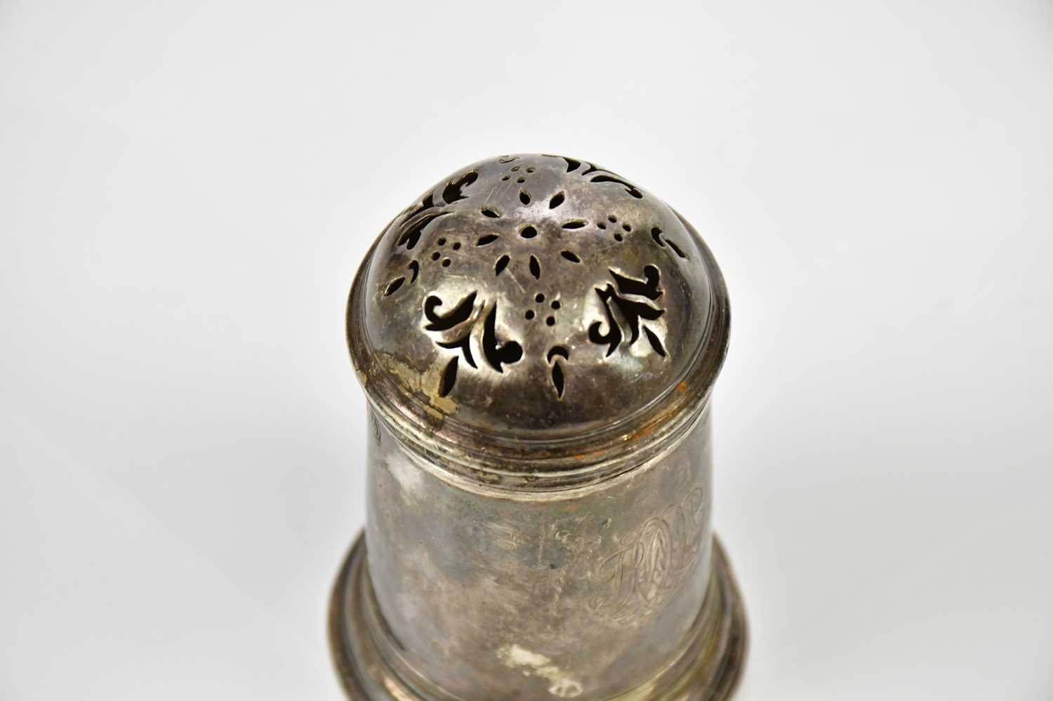 A Georgian hallmarked silver pounce pot of typical cylindrical form with pierced top, (marks - Image 3 of 5