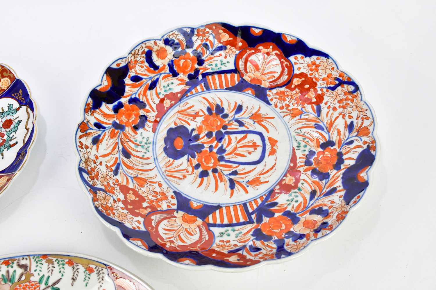 An early 20th century Japanese Imari wall charger with scalloped edge, diameter 37cm, and two - Image 3 of 4