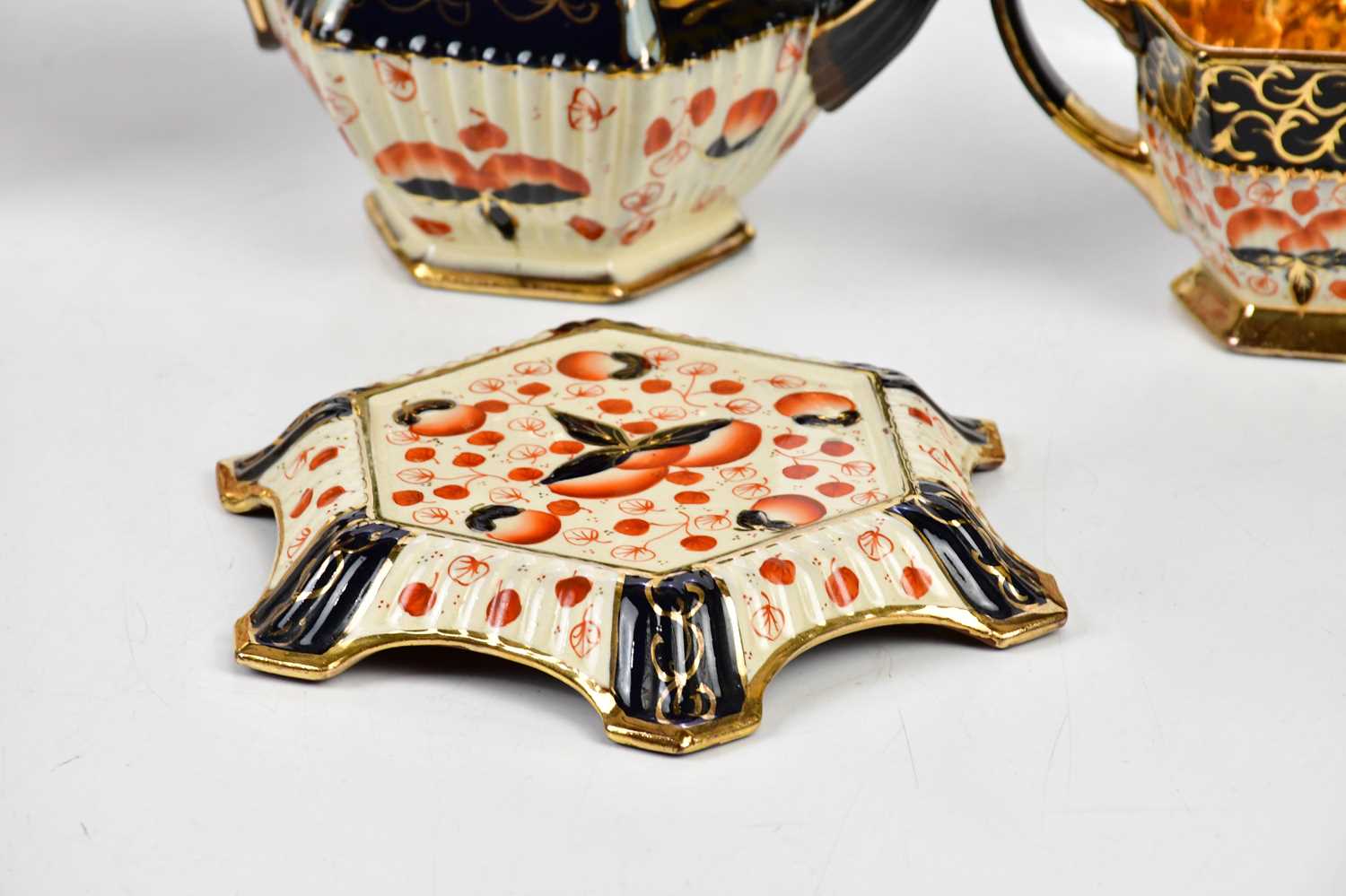 LINGARD WEBSTER; an early 20th century Imari style earthenware four piece tea set. - Bild 4 aus 5