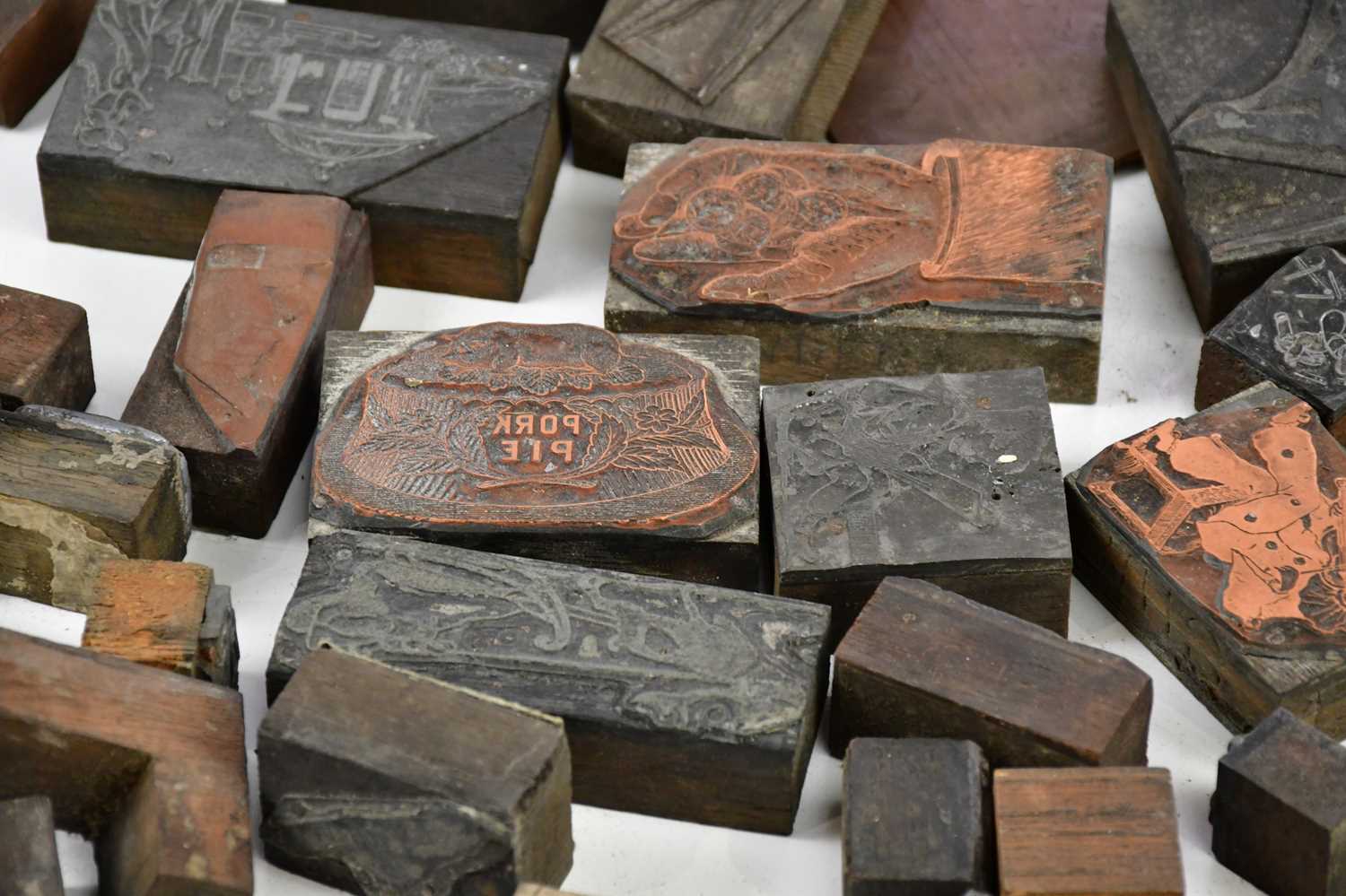 A collection of metal and wood printing blocks including some copper examples, and five larger - Bild 2 aus 4