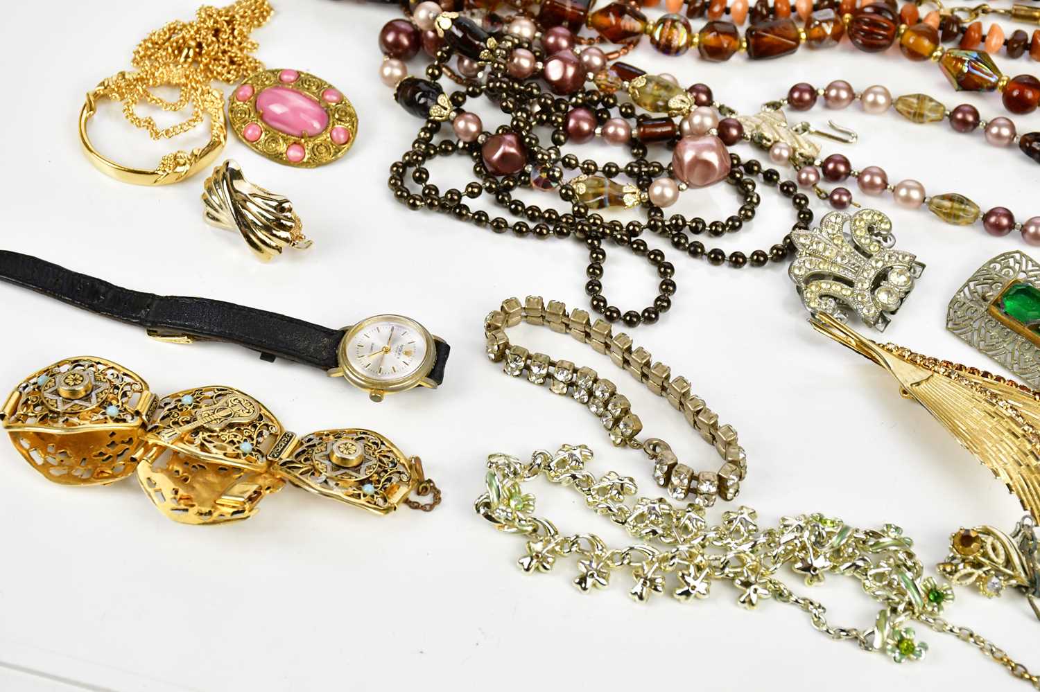 A collection of costume jewellery to include brooches, necklaces, bracelets, etc. - Image 2 of 4