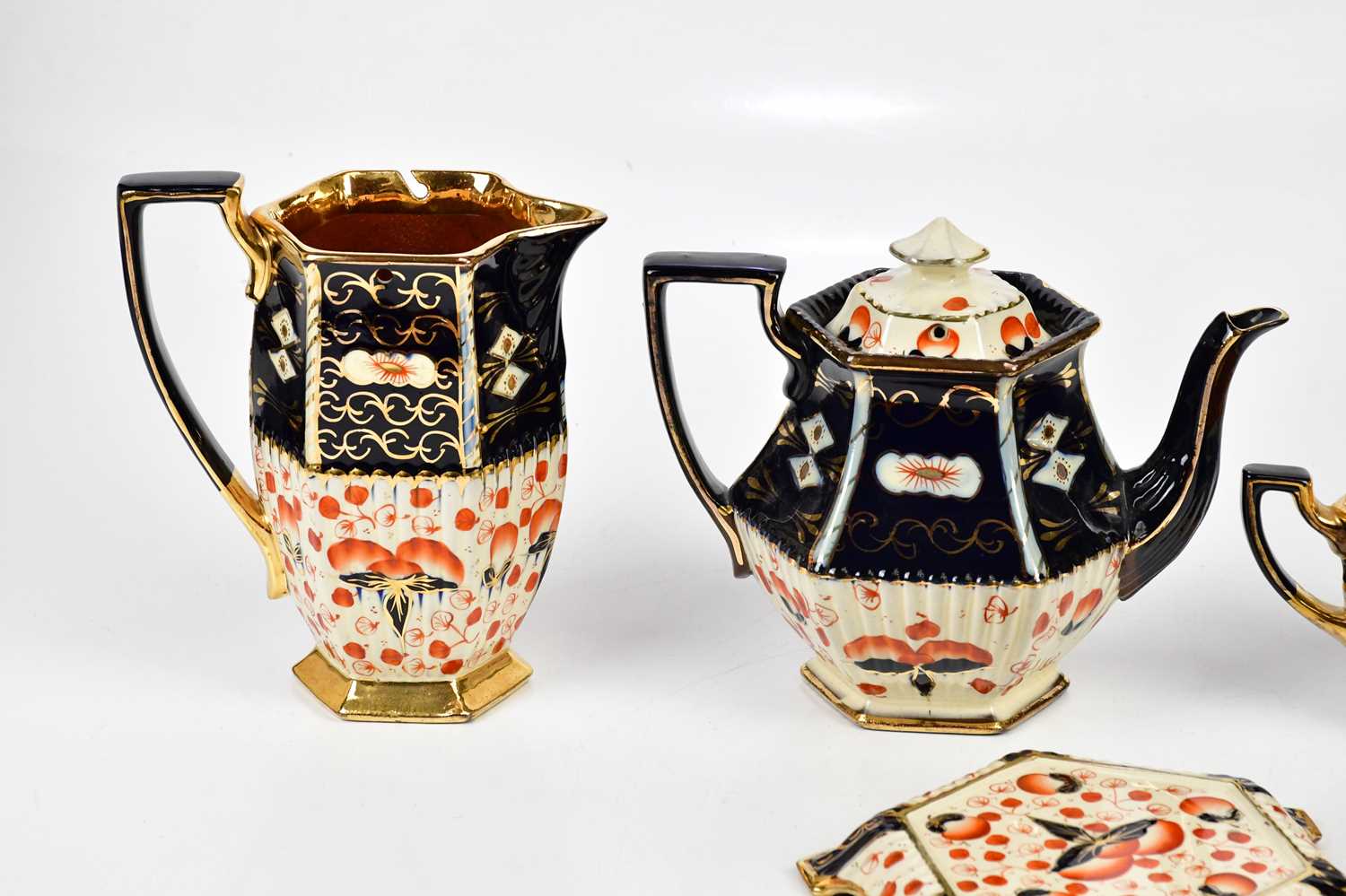 LINGARD WEBSTER; an early 20th century Imari style earthenware four piece tea set. - Bild 2 aus 5