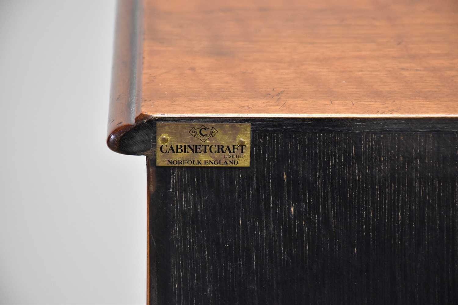 A reproduction small sized walnut chest of six drawers, on bracket feet, width 40cm, depth 28cm, - Bild 3 aus 3