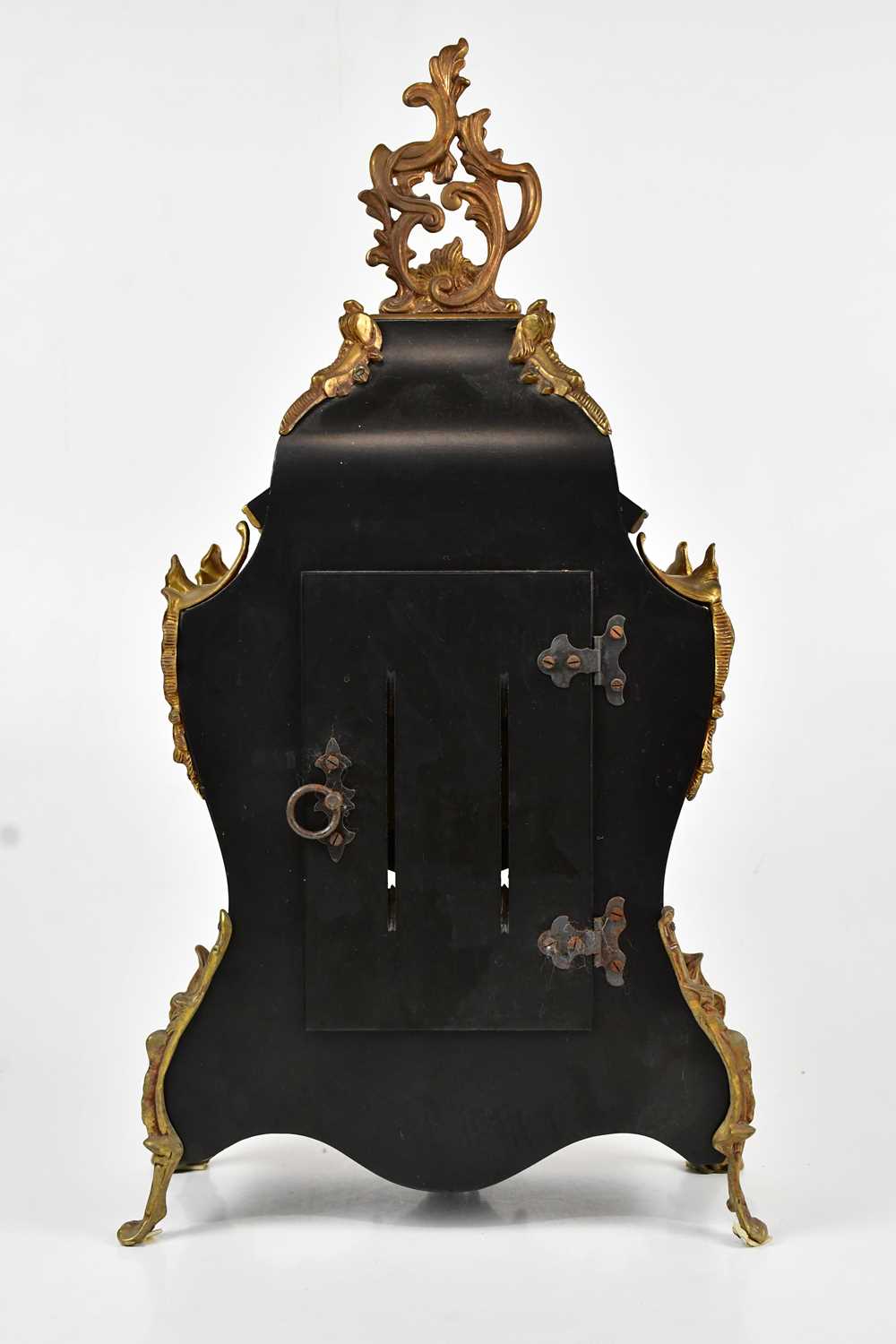 A reproduction Boulle work effect mantel clock in the Rococo style, the dial set with Roman - Image 7 of 9