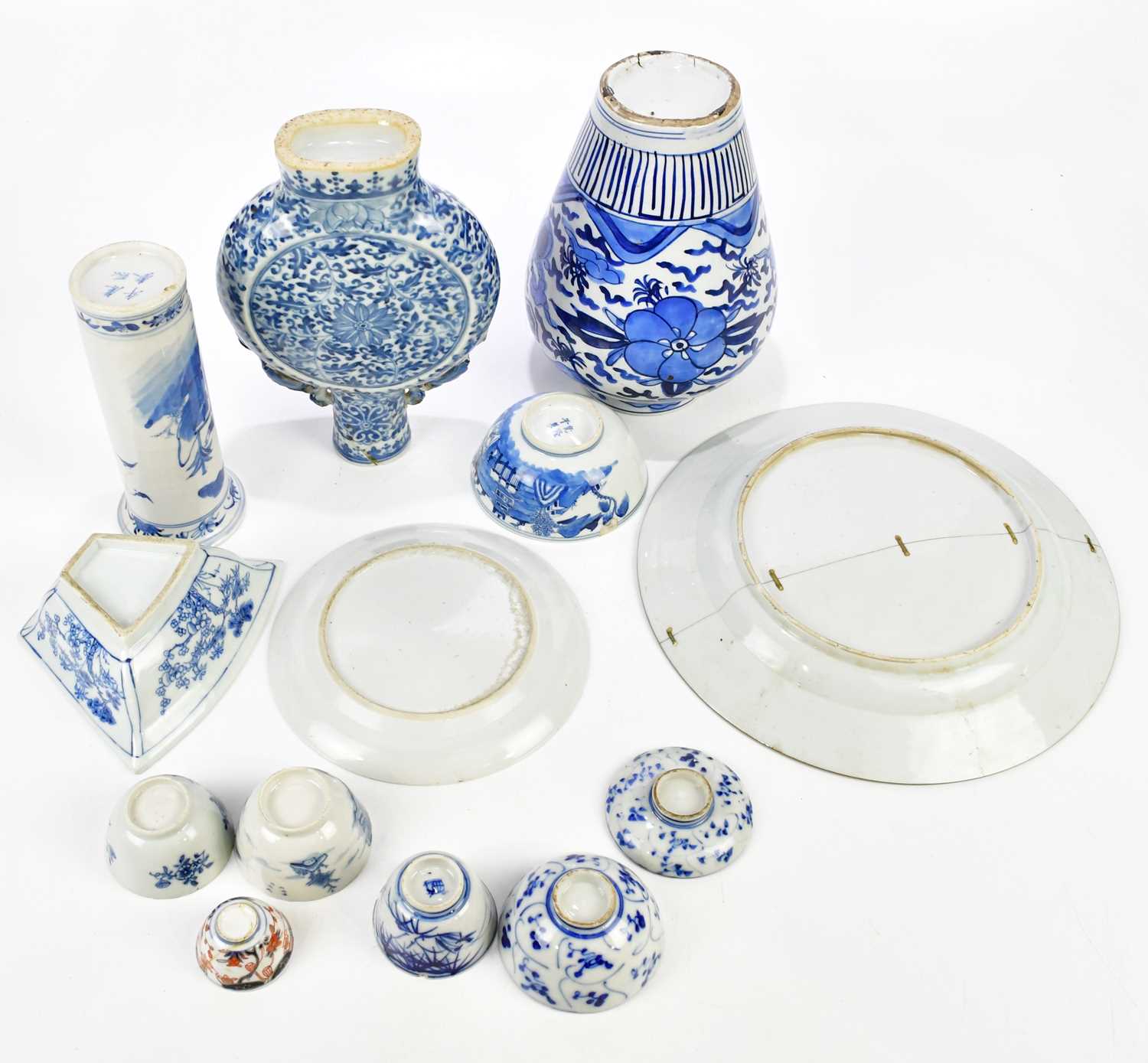 A collection of 18th century and later blue and white ceramics to include plates, tea cups, vases, - Image 5 of 16