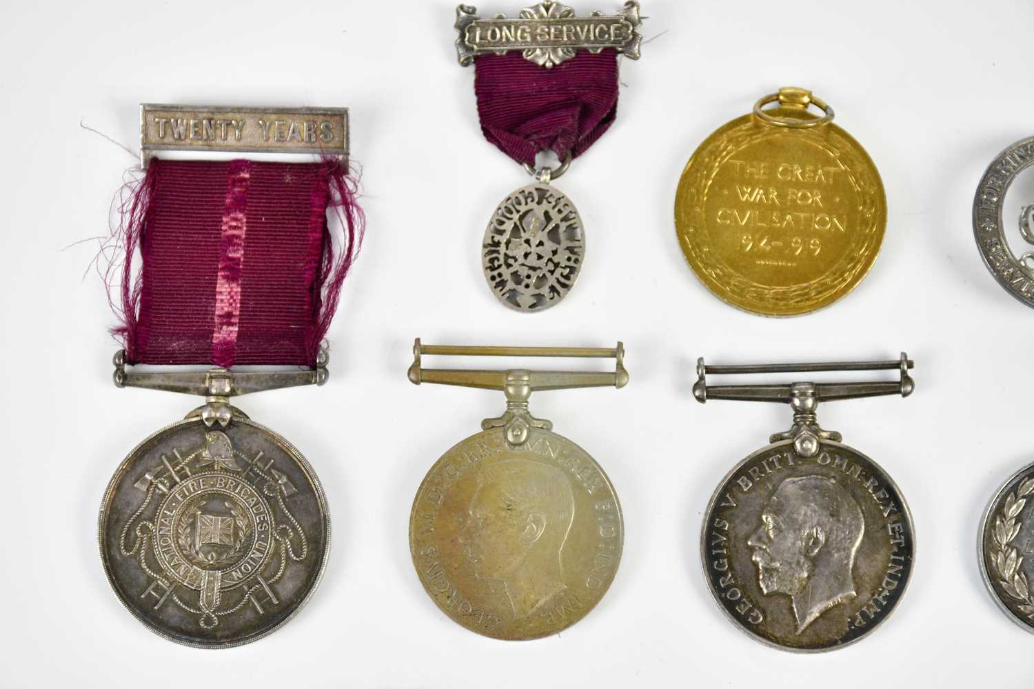 A small group of medals and badges, comprising a WWI Victory Medal named to 4636, Private A.E - Image 2 of 4
