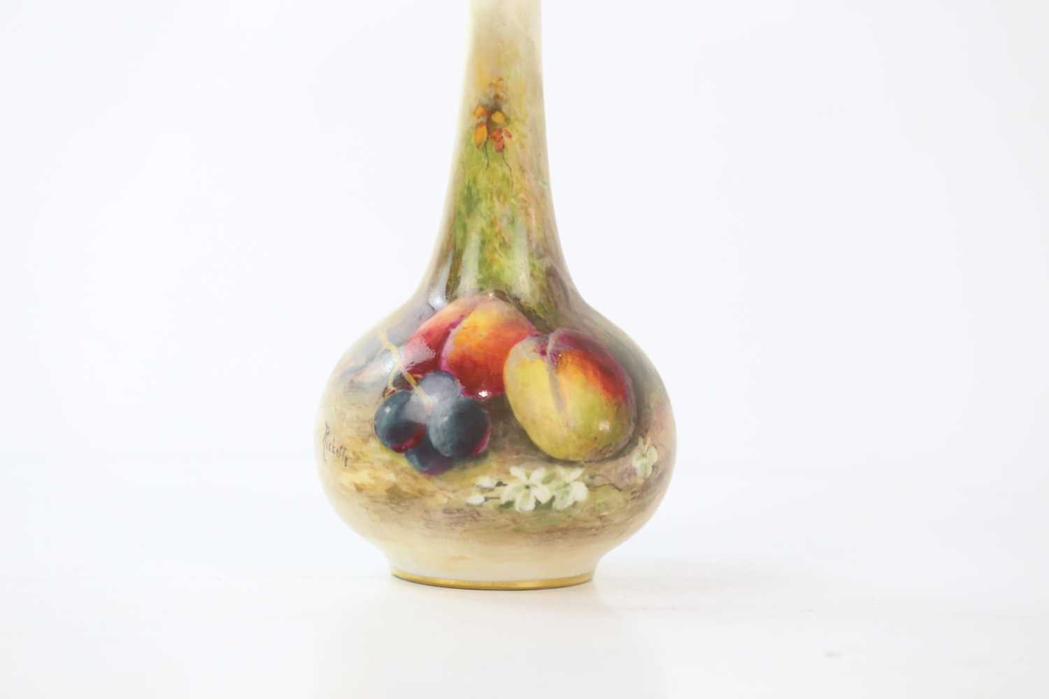 WILLIAM RICKETT FOR ROYAL WORCESTER; a hand painted bud vase decorated with fruits, height 13cm. - Bild 2 aus 4