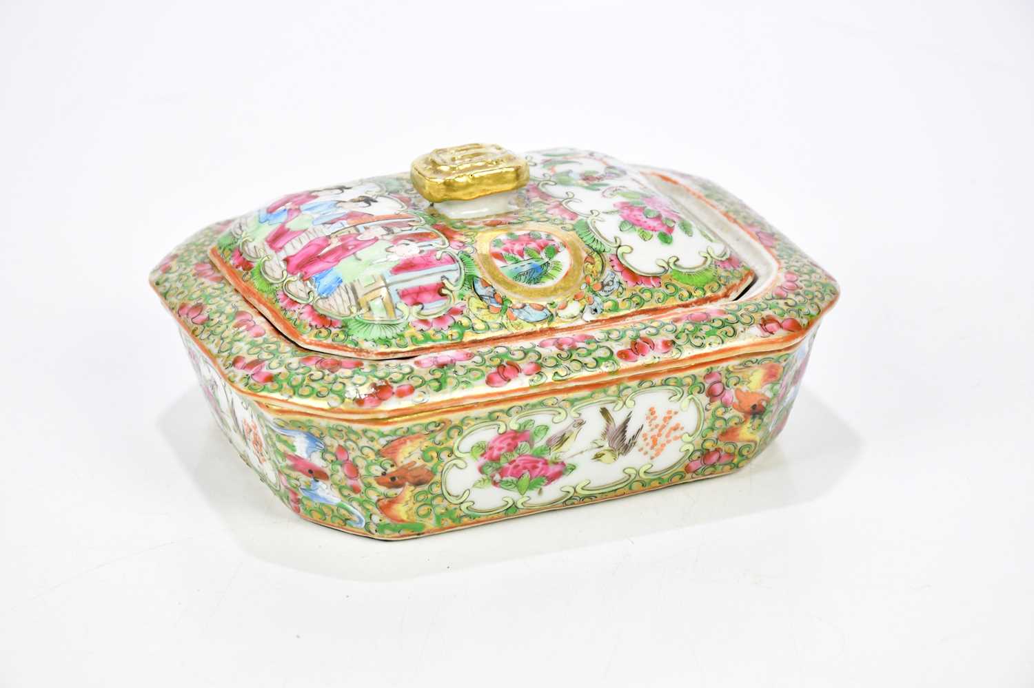 A late 19th century Chinese Canton Famille Rose soap dish and cover of shaped rectangular form, - Bild 2 aus 4