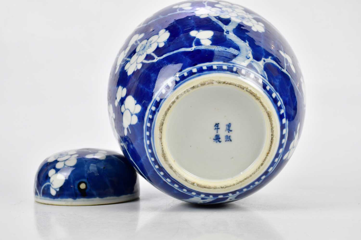 An early 20th century Chinese blue and white porcelain ginger jar and cover decorated with prunus - Image 6 of 7
