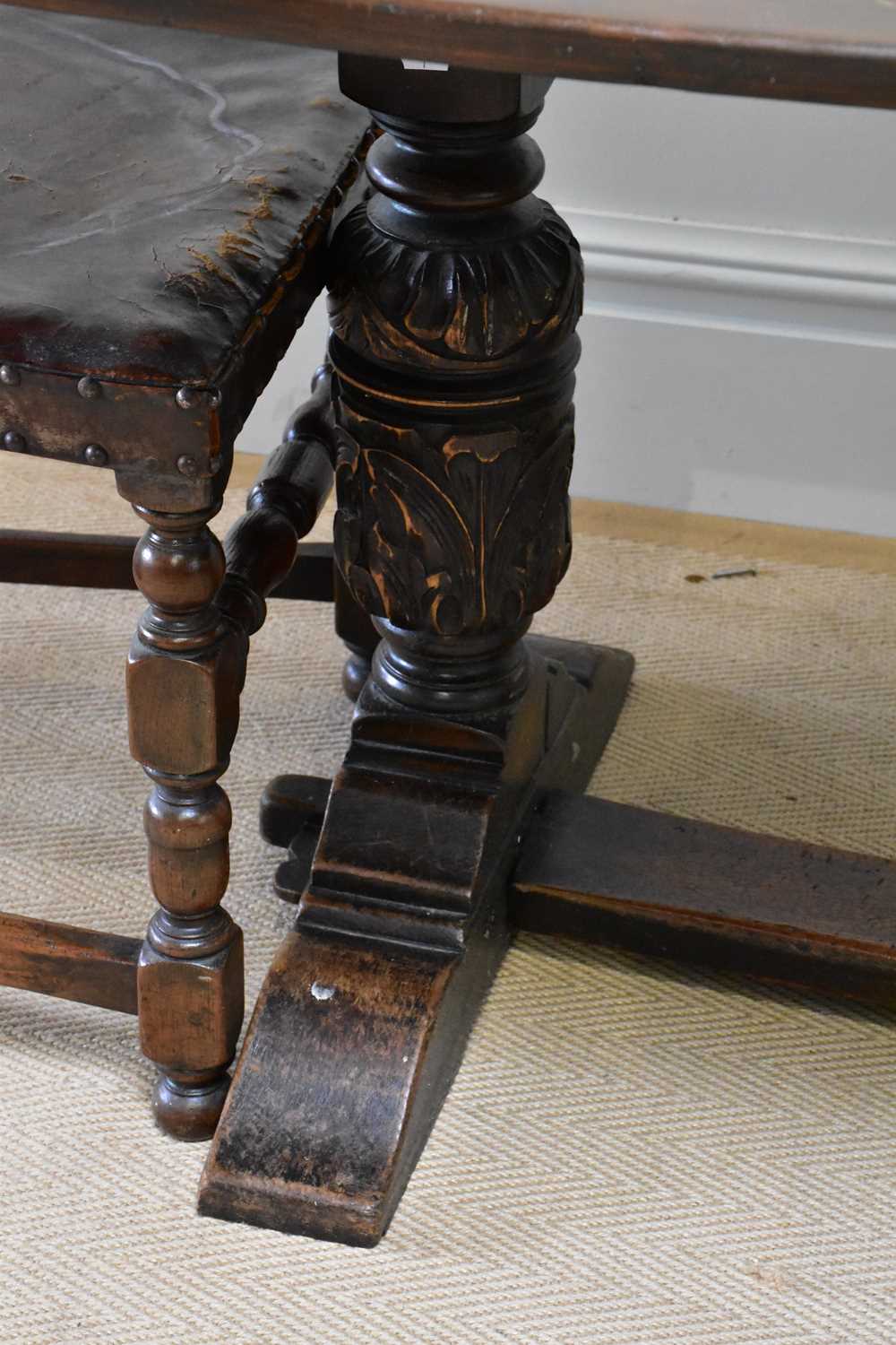 A late 19th century oak refectory table, together with six oak framed dining chairs with leather - Bild 3 aus 6