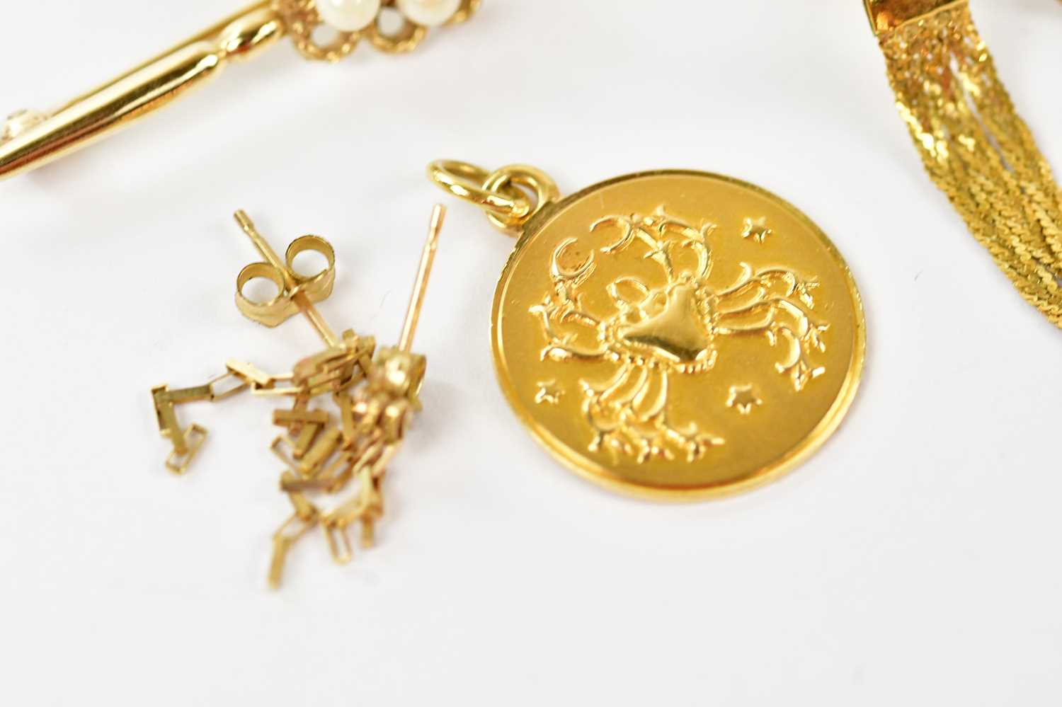 A crab pendant stamped 750 together with a 9ct yellow gold brooch and a small group of yellew - Image 2 of 3