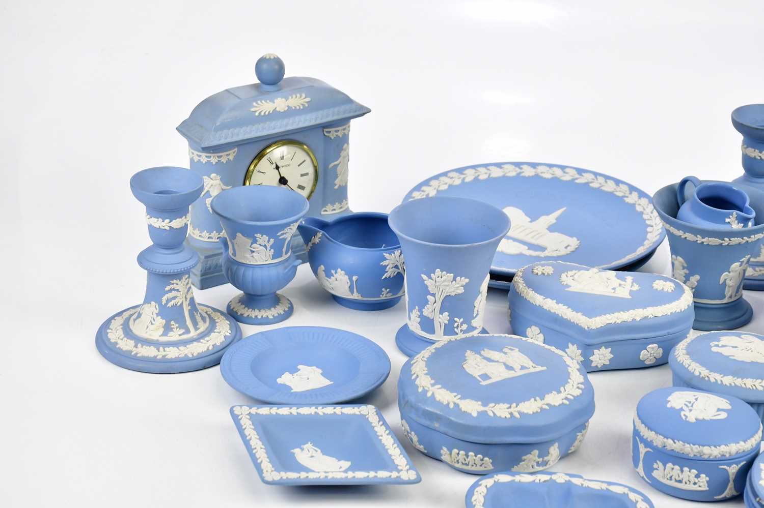 WEDGWOOD; a collection of jasperware including trinket boxes, clock, dishes, candlesticks, etc. - Bild 2 aus 5