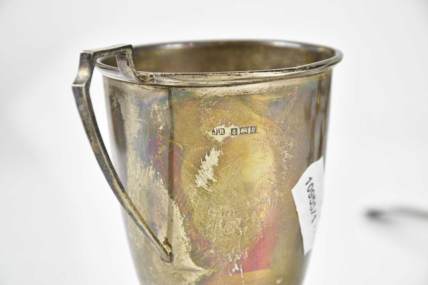An Edward VII hallmarked silver cream jug, repoussé decorated with animals, on three mask head feet, - Bild 3 aus 3