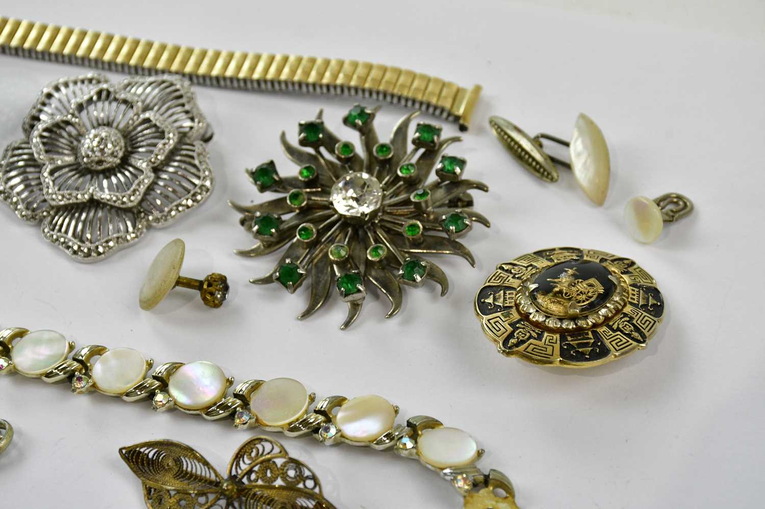 A small group of costume jewellery including filigree butterfly or insect brooch, stylish floral - Bild 3 aus 5