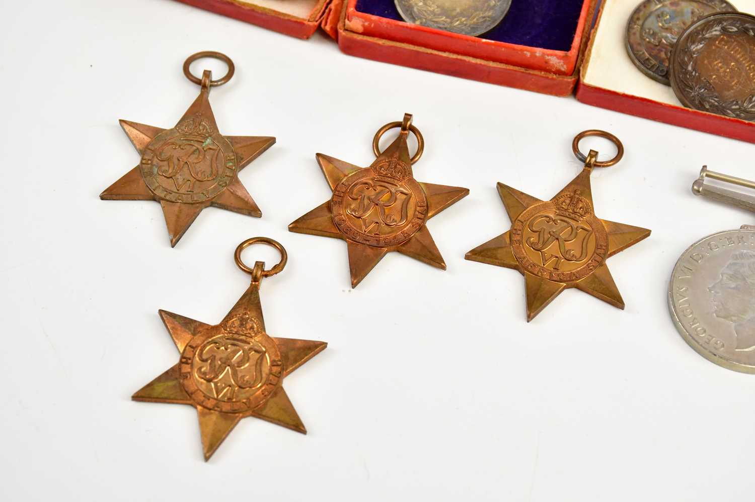 Six WWII medals comprising 1939/45 Medal, the Defence Medal, two Italy Stars, the 1939/45 Star, - Bild 2 aus 5