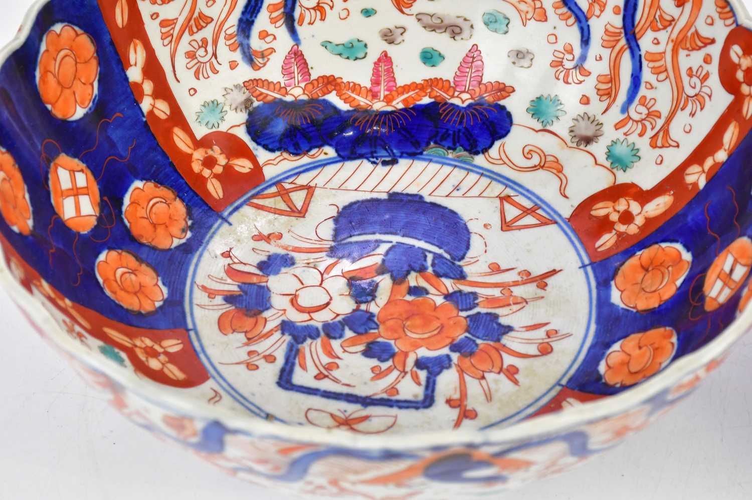 An early 20th century Japanese Imari pattern bowl, diameter 28cm, together with a further smaller - Bild 2 aus 4