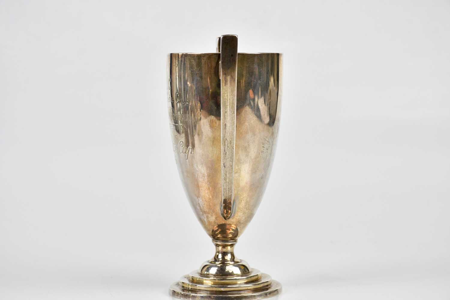 GLADWIN LTD; a George V hallmarked silver twin handled pedestal trophy cup on stepped base, - Bild 3 aus 5