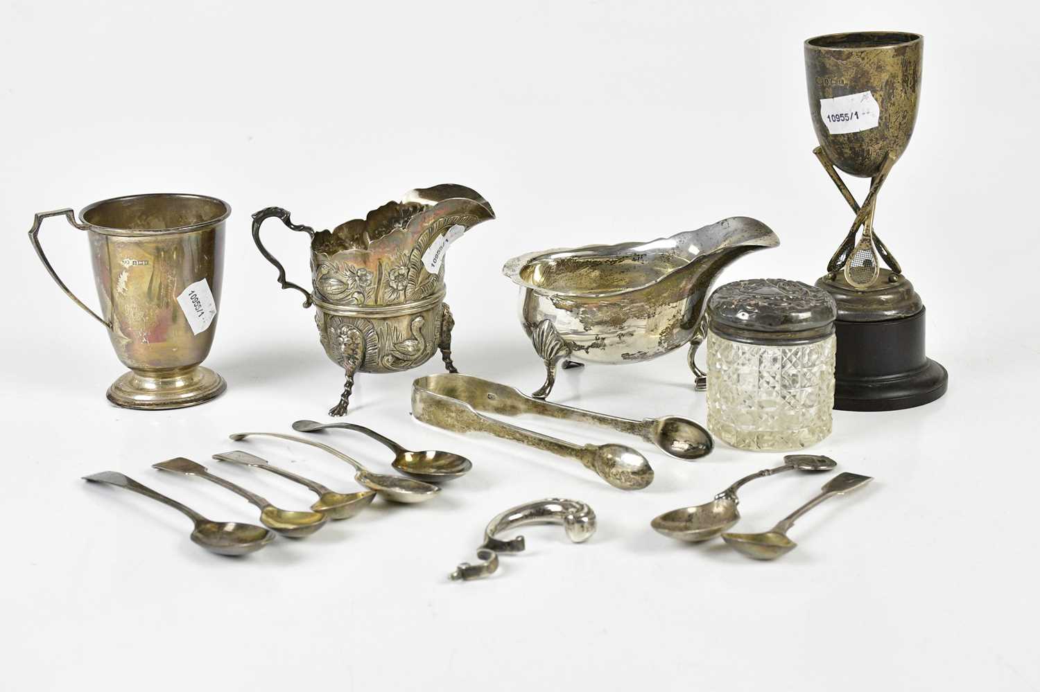 An Edward VII hallmarked silver cream jug, repoussé decorated with animals, on three mask head feet, - Bild 2 aus 3