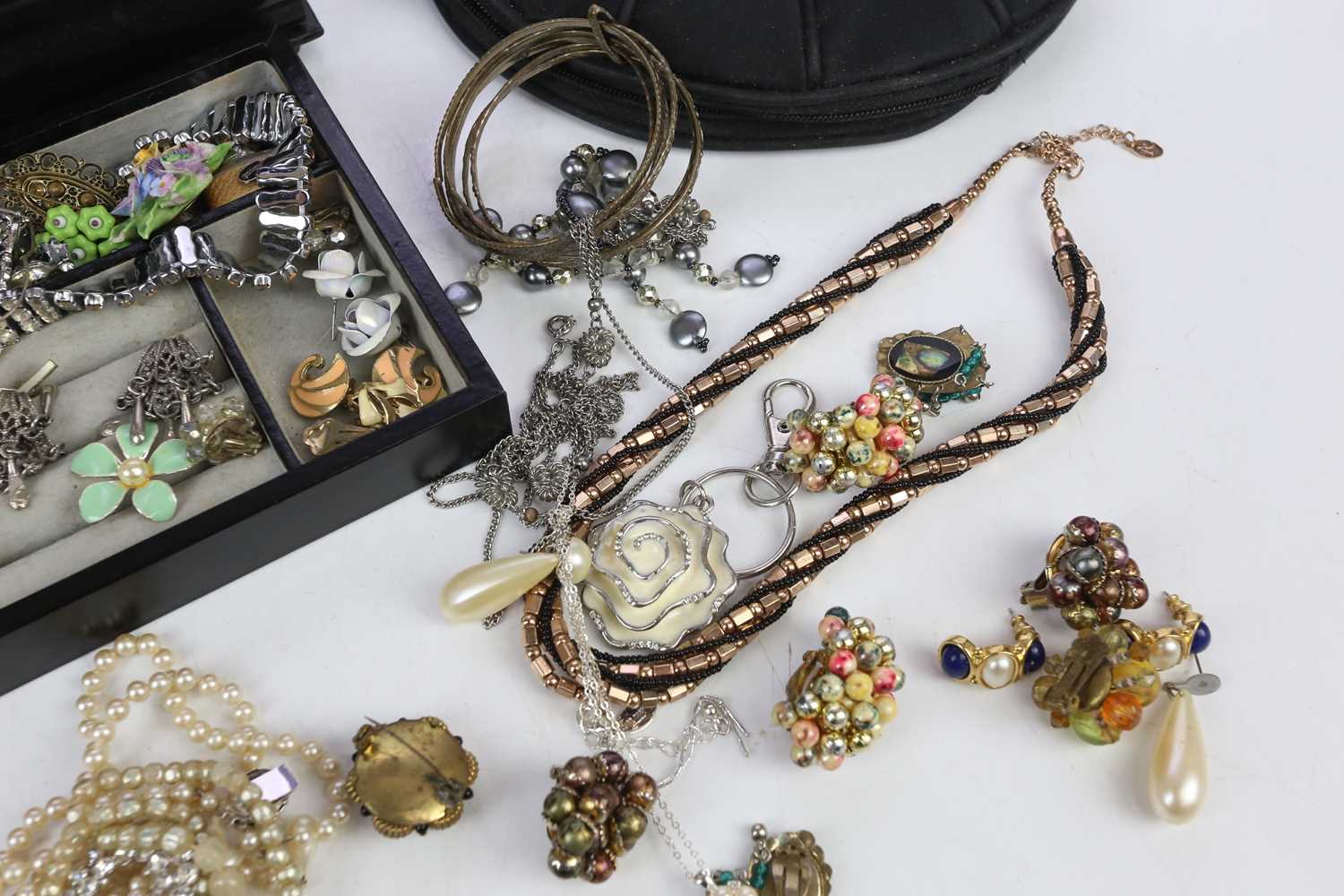 A collection of costume jewellery to include clip on earrings, brooches, rings, etc. - Image 5 of 5