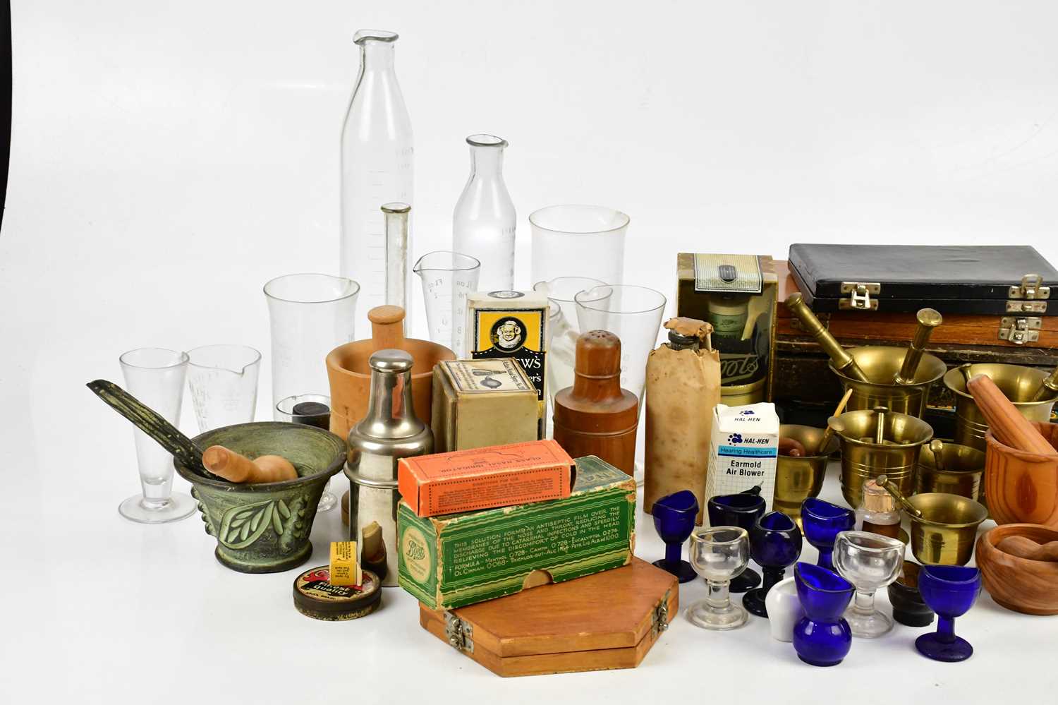 A collection of pharmaceutical items including test tubes, measuring glasses, eye baths, pestles and - Image 3 of 5