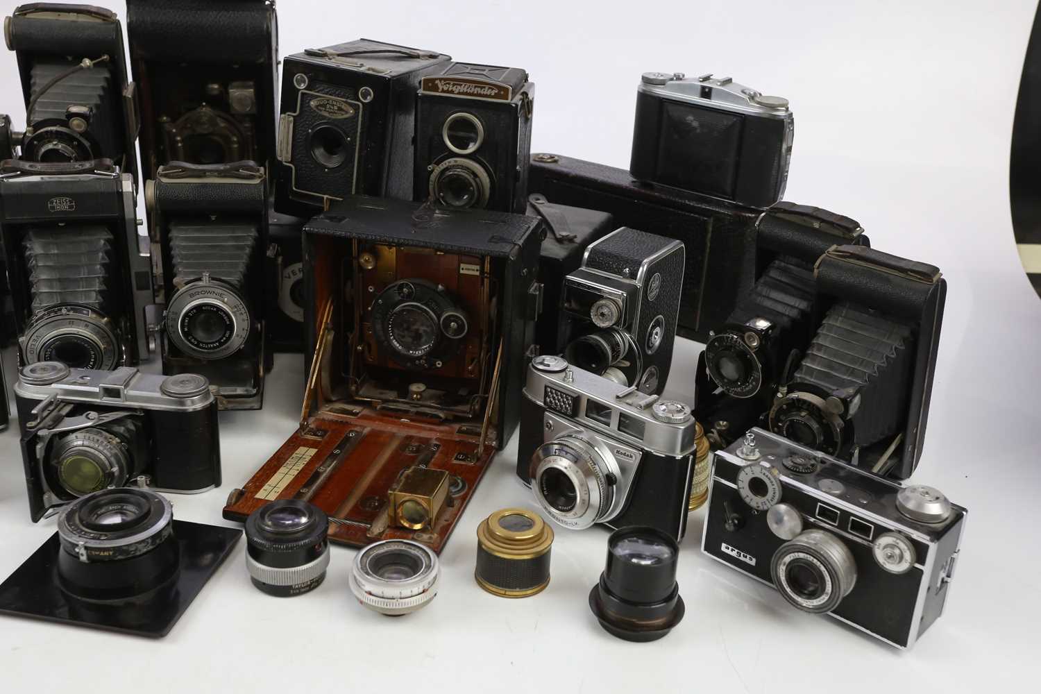 A collection of film cameras, to include large format, folding and 35mm, to include a Zeiss Ikon - Image 3 of 3