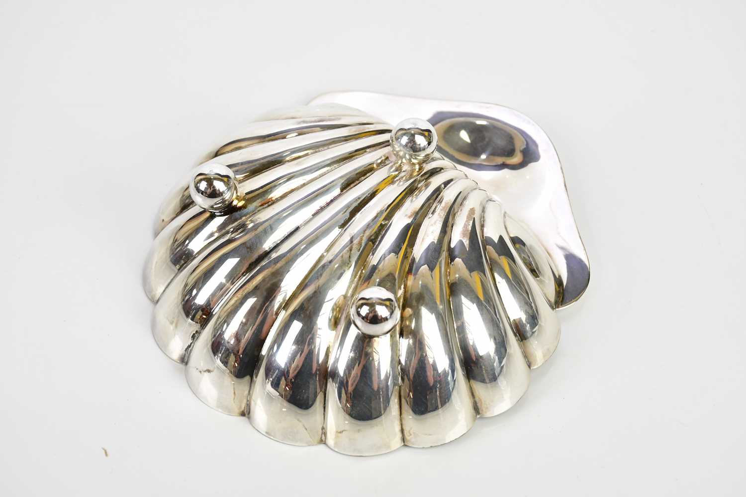 AITKEN BROS; a George V hallmarked silver shell shaped butter dish, Sheffield 1910, approx weight - Image 4 of 5