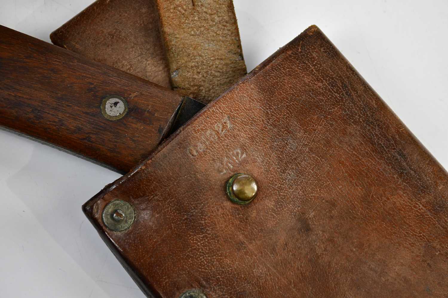 A wooden handled cutlass in leather scabbard. - Bild 6 aus 6